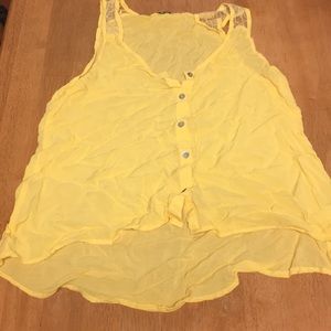 Adorable yellow tank with lace detailing